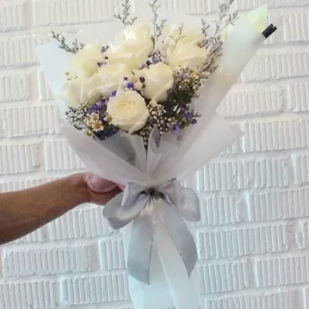 send 9 stems white roses in bouquet to manila